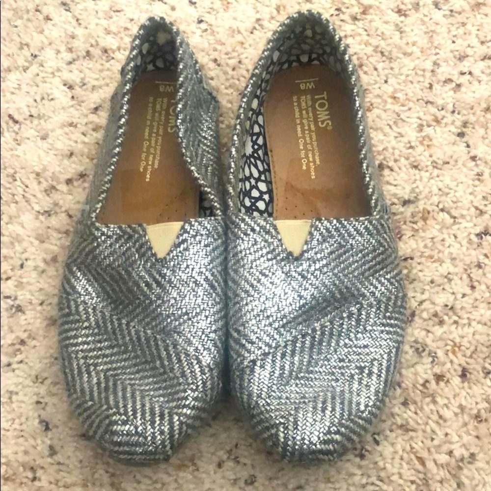 Metallic silver Toms